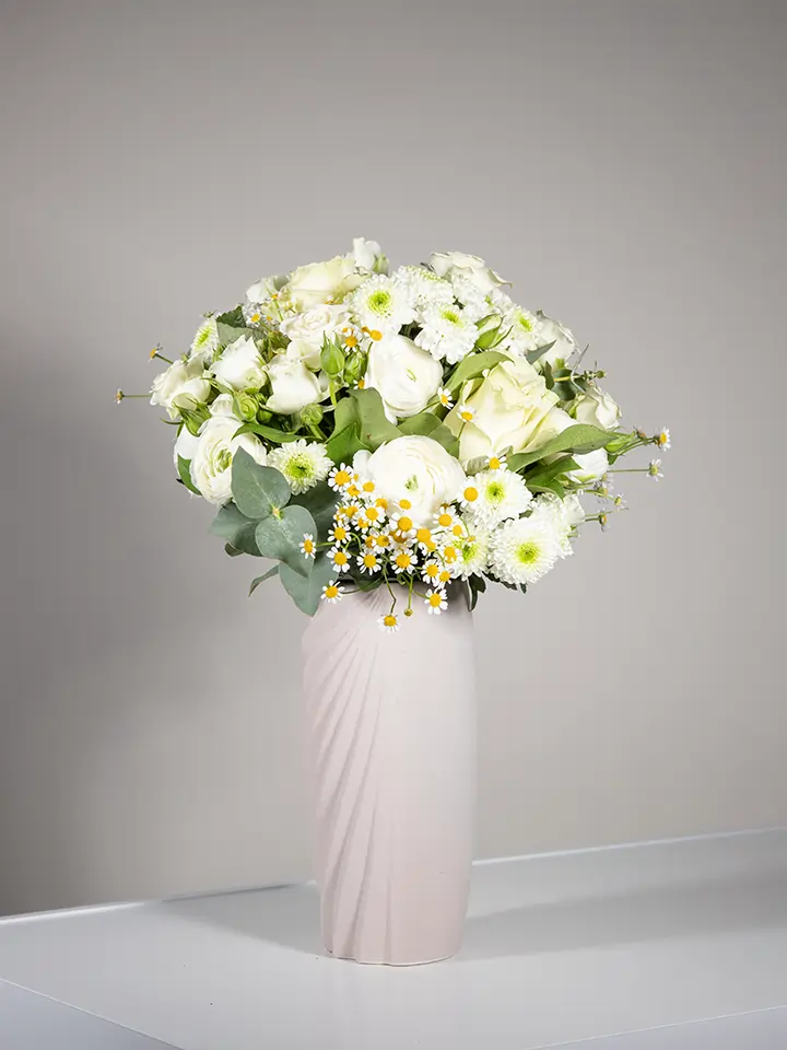 Bouquet fiori bianchi di roselline santini ranuncoli